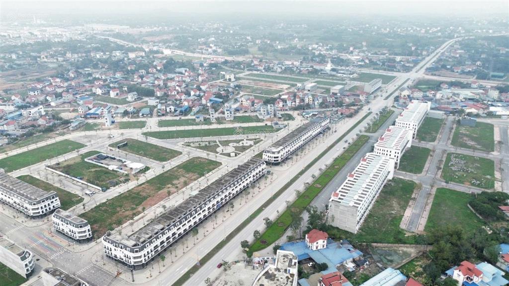 Chính chủ bán 100m  5*20 đường 20m tấn đức jsc mặt đường 69m và 47m giá 1,6 tỷ