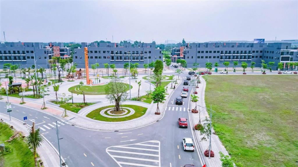 Cắt lỗ chính chủ bán 200m2 mt 10m đối diện công viên, trung tâm thương mại và chung cư homie city