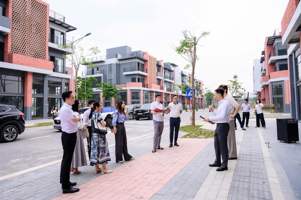 Cắt lỗ chính chủ bán 200m2 mt 10m đối diện công viên, trung tâm thương mại và chung cư homie city
