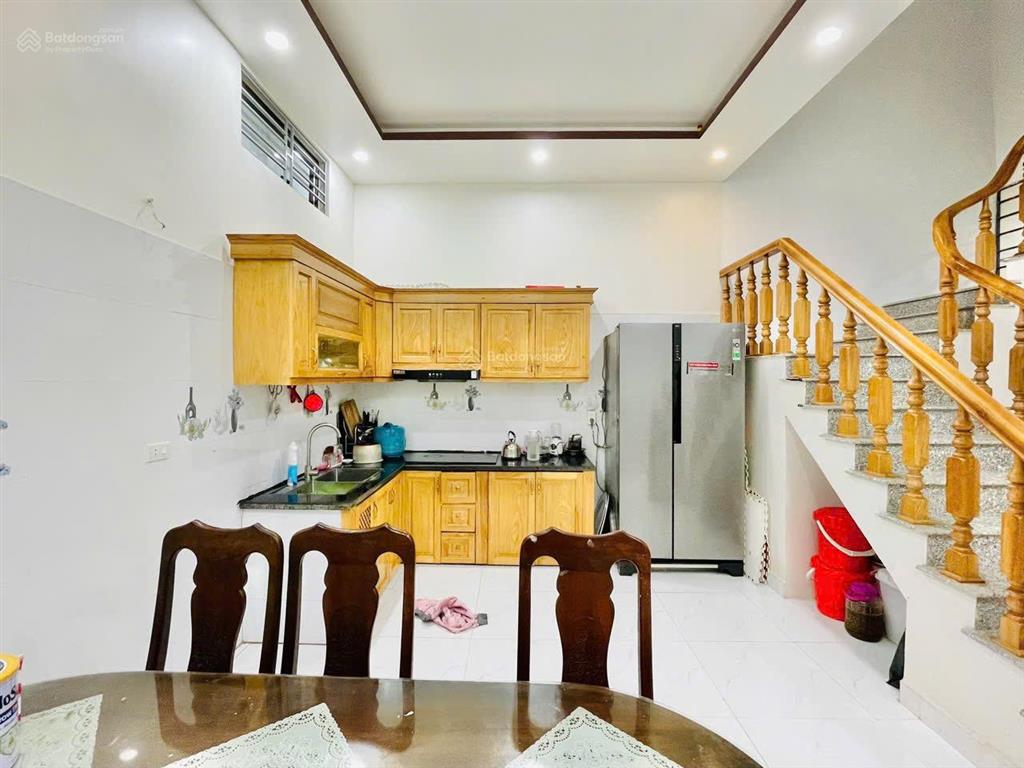 Nhà 4 tầng phố trung lực ô tô đỗ cửa cách mặt đường vài bước chân