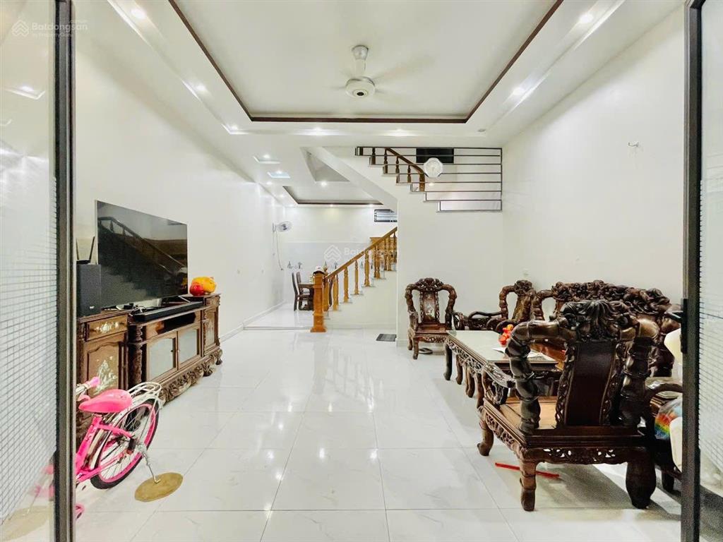 Nhà 4 tầng phố trung lực ô tô đỗ cửa cách mặt đường vài bước chân