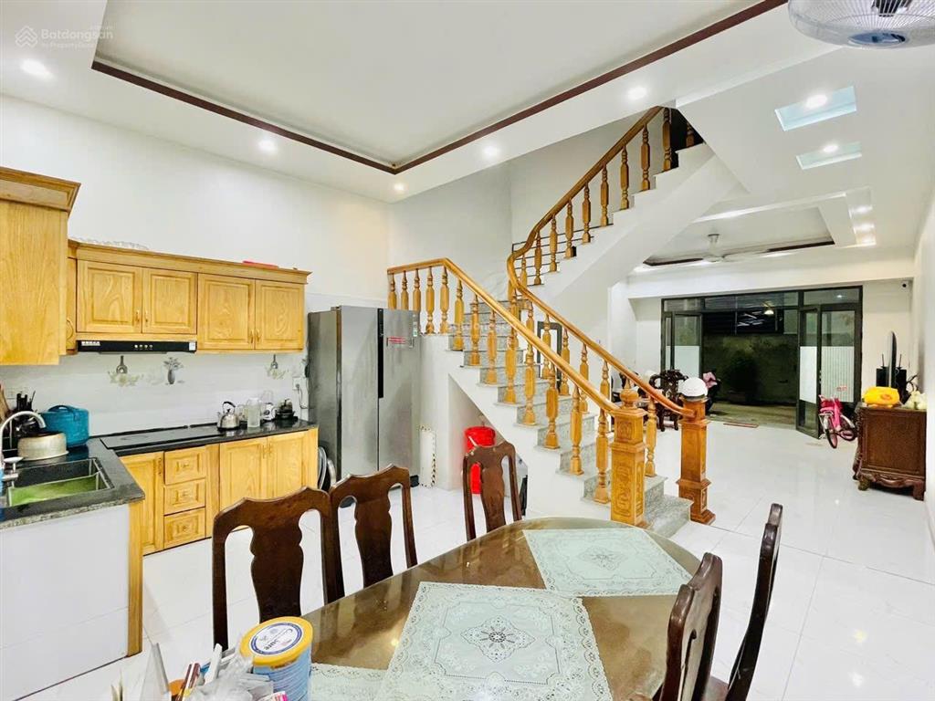 Nhà 4 tầng phố trung lực ô tô đỗ cửa cách mặt đường vài bước chân