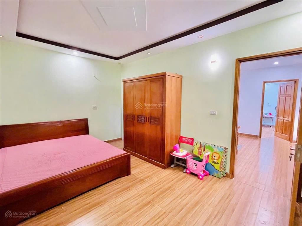 Nhà 4 tầng phố trung lực ô tô đỗ cửa cách mặt đường vài bước chân