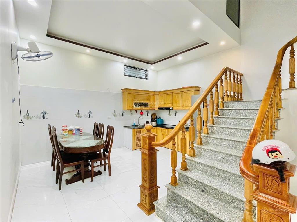 Nhà 4 tầng phố trung lực ô tô đỗ cửa cách mặt đường vài bước chân