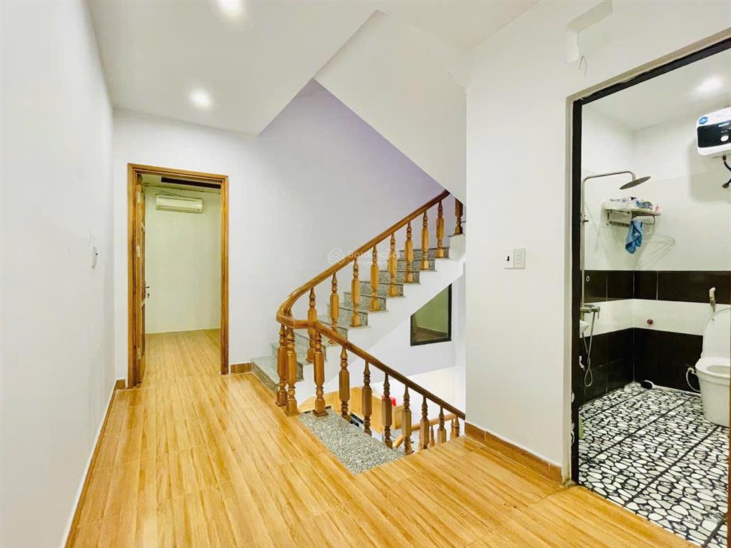 Nhà 4 tầng phố trung lực ô tô đỗ cửa cách mặt đường vài bước chân
