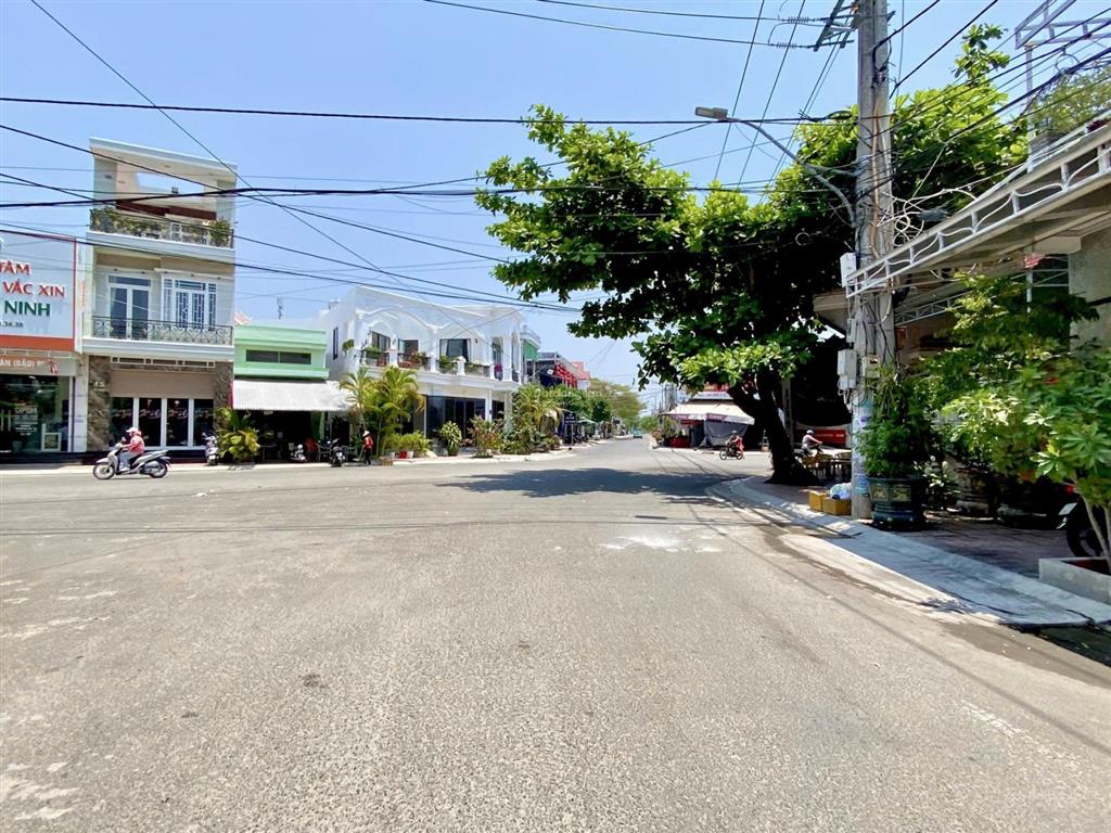 Đất mặt tiền kinh doanh tt thị trấn giá 2 tỷ 9