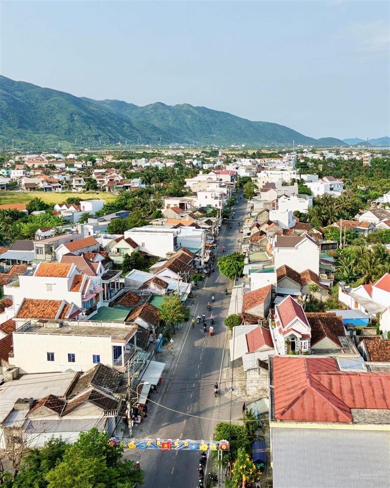 Mặt tiền nguyễn huệ, cách biển 1km, đón sóng sân bay vân phong. trục chính, mua dùng luôn.
