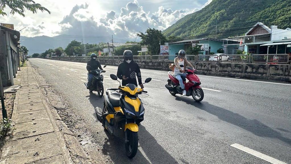 Gần 500 m, mặt ql1a. nằm giữa hai dự án lớn, thuộc kkt vân phong. giá chỉ hơn 2 tỷ