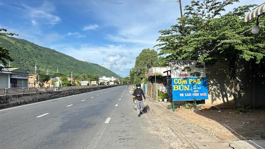Gần 500 m, mặt ql1a. nằm giữa hai dự án lớn, thuộc kkt vân phong. giá chỉ hơn 2 tỷ