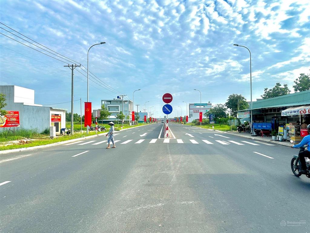 Cho thuê 400m2 đất mặt tiền đt818 kinh doanh ngay được  trung tâm thị trấn thủ thừa