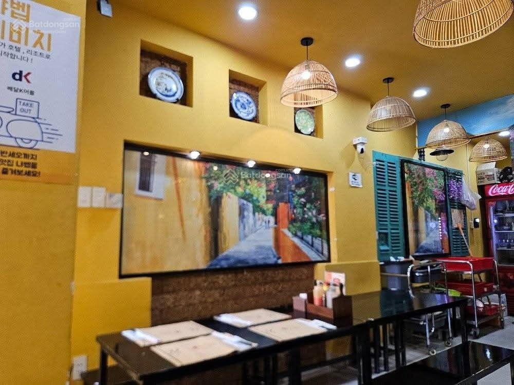 Cho thuê mặt bằng kinh doanh mặt phố hàng hành dt 80m2 x 4 tầng mt 5m. kd mọi mô hình