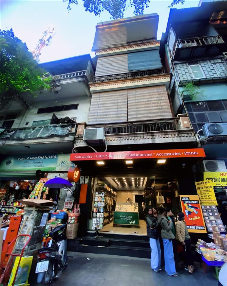 Cho thuê mặt bằng kinh doanh mặt phố hàng gà 70m2 x 4 tầng. oke nhà hàng. có phương án thuê lẻ