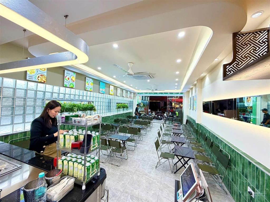 Cho thuê mặt bằng tầng 1 mặt phố hàng buồm dt 110m2. mặt tiền 4.5m. vị trí đẹp. hàng kín