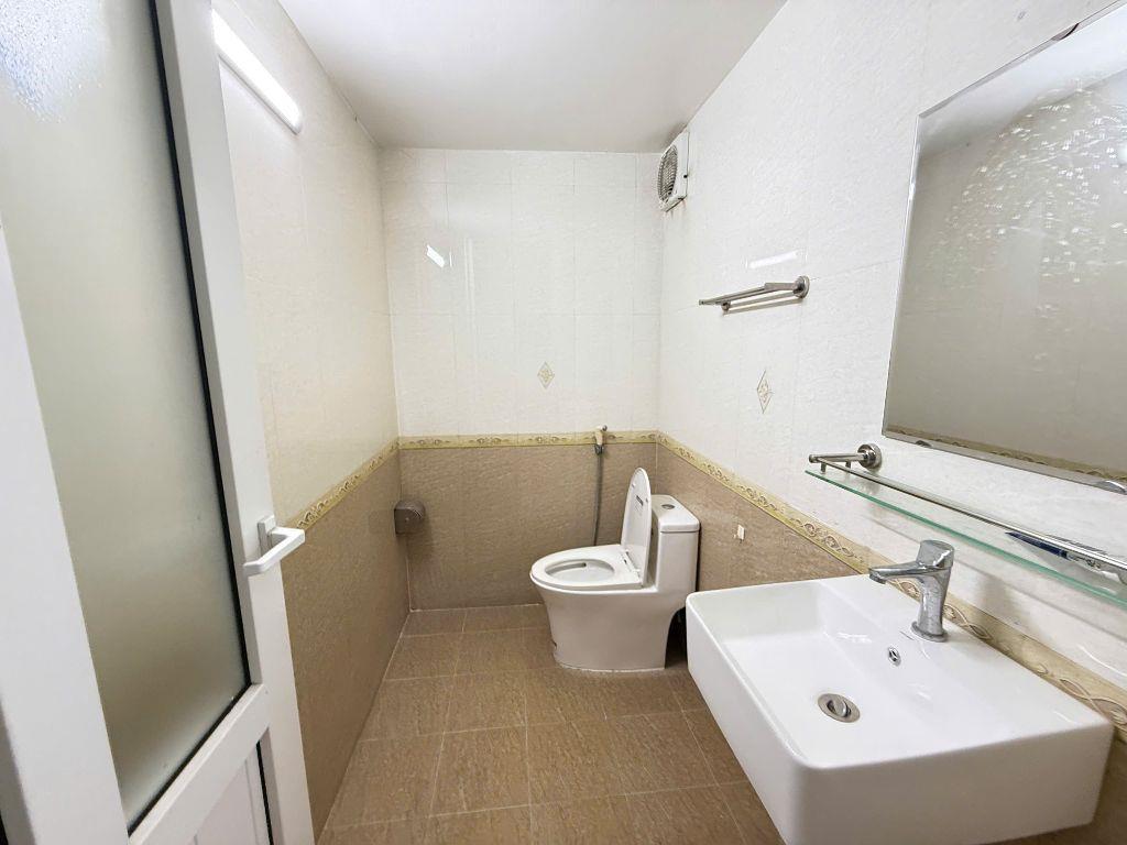 HIẾM! NHÀ 5 TẦNG VĂN KHÊ – MẶT TIỀN RỘNG – ĐỐI DIỆN SÂN CHƠI – Ô TÔ TRÁNH!