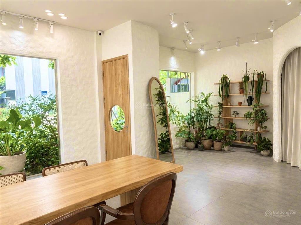 Bán nhà 2 tầng phạm xuân ẩn, 200m2 ngang 10m + sân vườn , đông bắc, trục 7m5 full nội thất