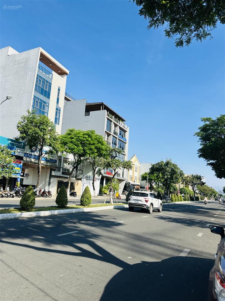 Bán nhà mặt tiền xuân thuỷ đối diện cv thanh niên, 151m2 trục đường lớn 33m rộng rãi