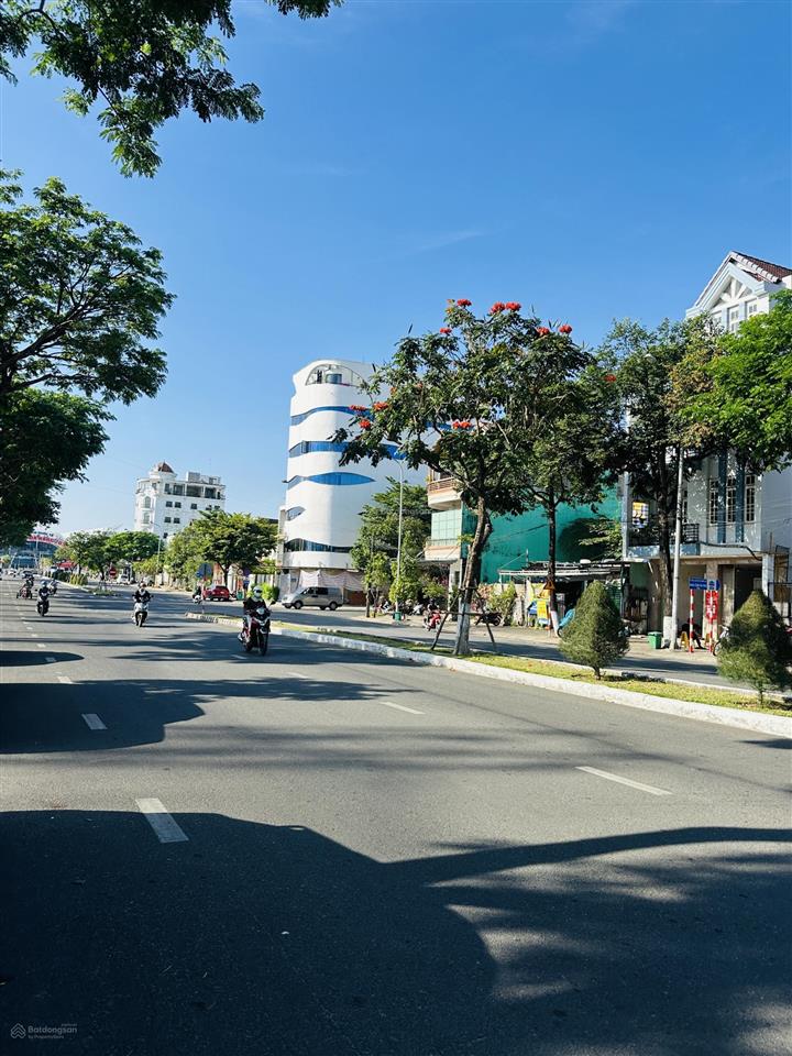 Bán nhà mặt tiền xuân thuỷ đối diện cv thanh niên, 151m2 trục đường lớn 33m rộng rãi
