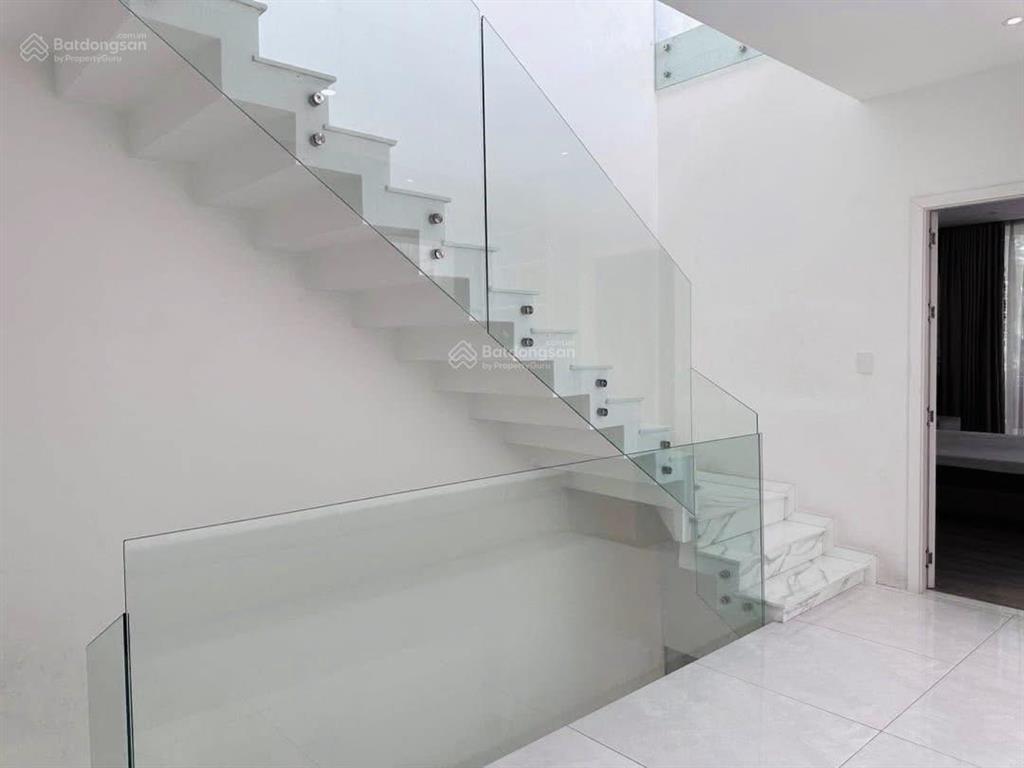Bán nhà 3 tầng mt thăng long, view sông hàn, 150m2 đông nam với 5pn nội thất cơ bản