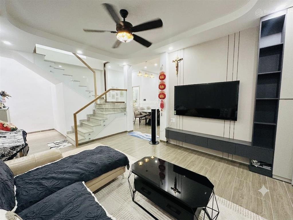 Bán nhà 3 tầng kiệt 275 nguyễn chí thanh gần cầu rồng và sông hàn, 61m2 có 2pn 3wc đầy đủ nội thất