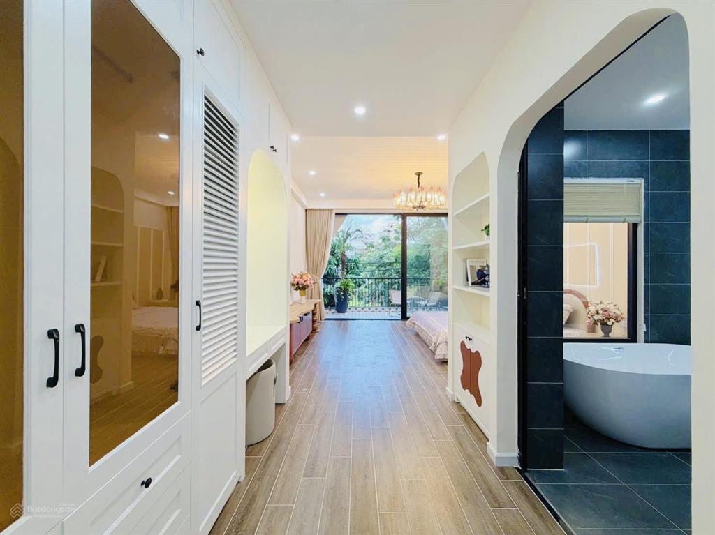 Bán nhà mới 100% đường huỳnh ngọc đủ  hòa xuân, 100m2 3 tầng 3pn đầy đủ nội thất mới!