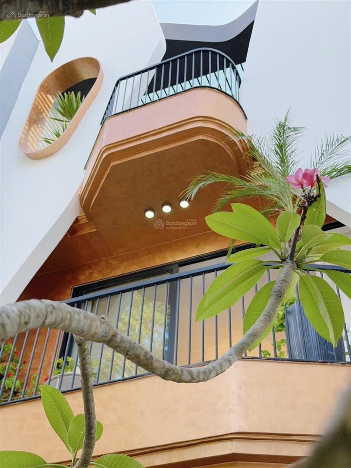 Bán nhà mới 100% đường huỳnh ngọc đủ  hòa xuân, 100m2 3 tầng 3pn đầy đủ nội thất mới!