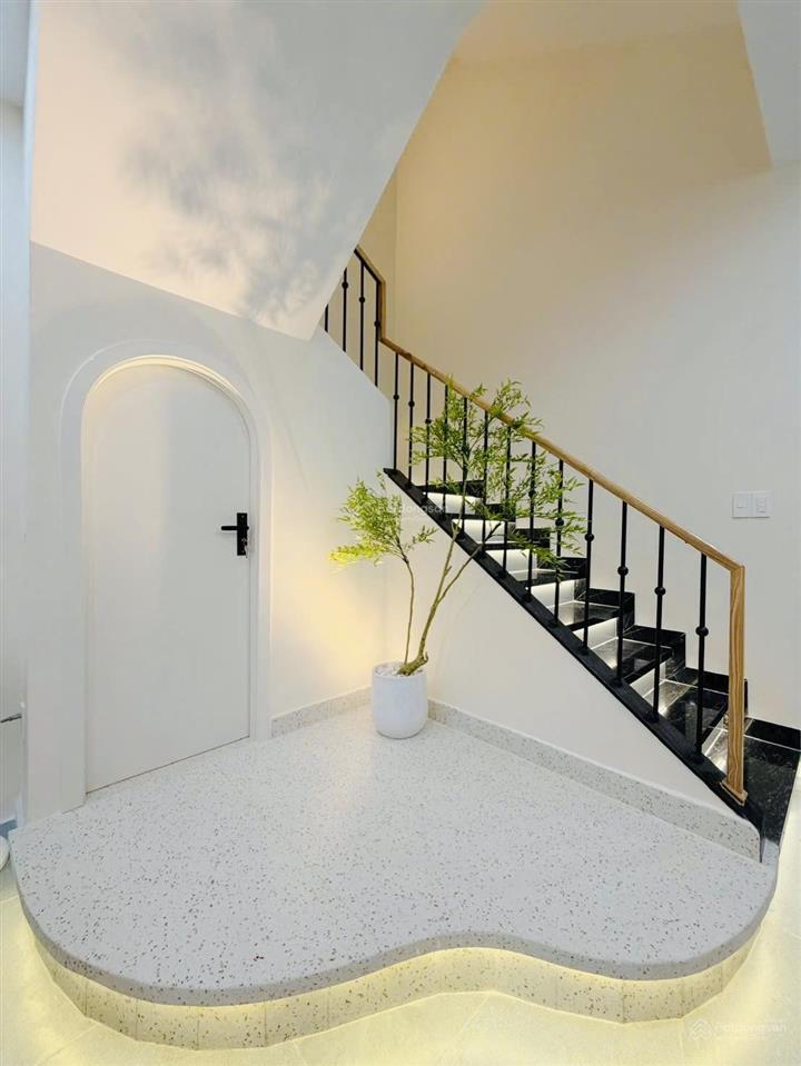 Bán nhà mới 100% đường huỳnh ngọc đủ  hòa xuân, 100m2 3 tầng 3pn đầy đủ nội thất mới!