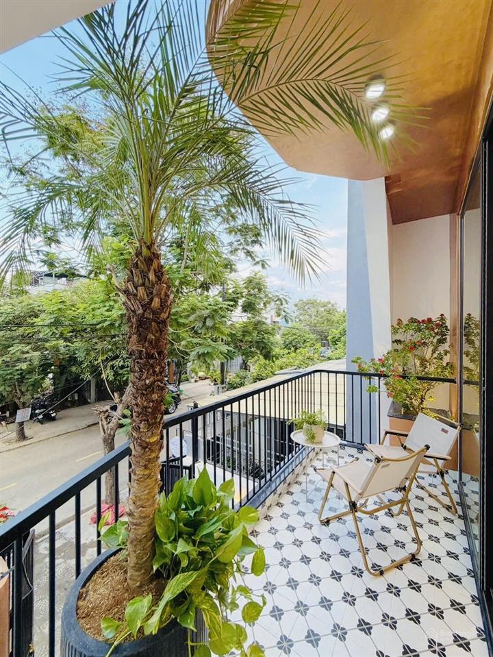 Bán nhà mới 100% đường huỳnh ngọc đủ  hòa xuân, 100m2 3 tầng 3pn đầy đủ nội thất mới!