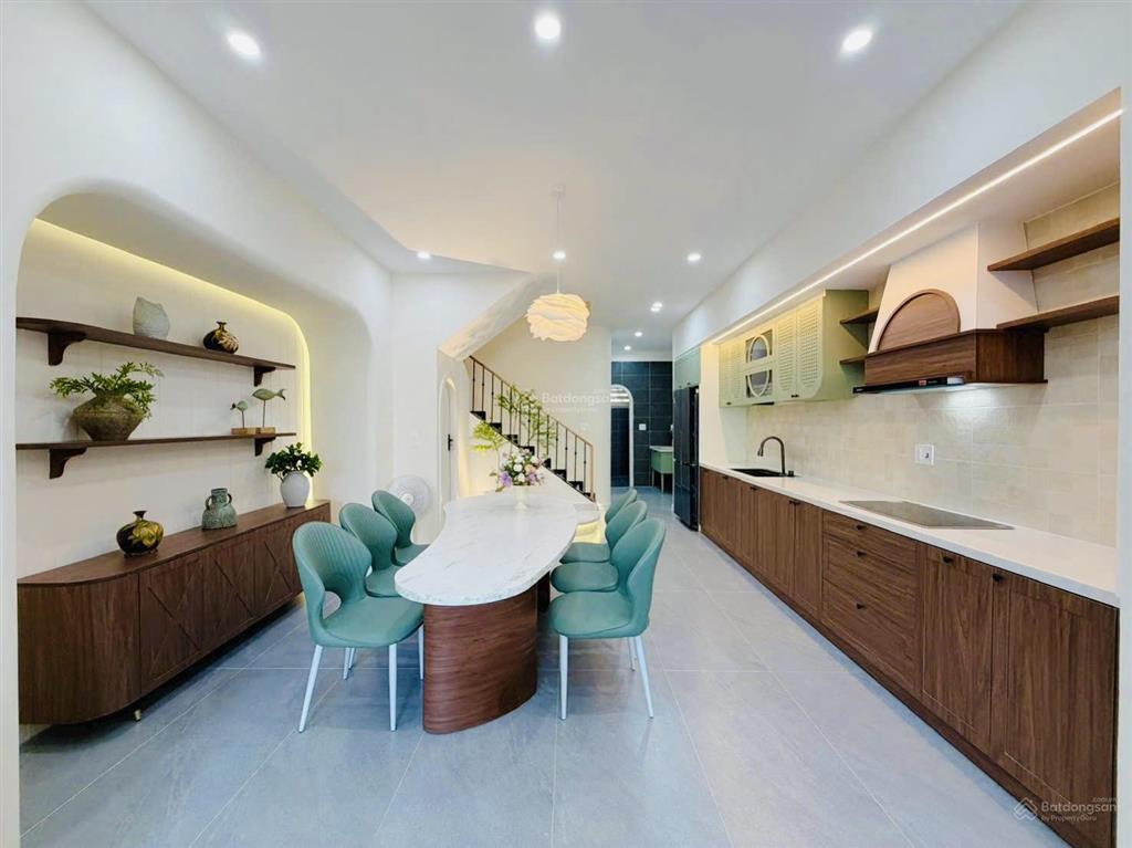 Bán nhà mới 100% đường huỳnh ngọc đủ  hòa xuân, 100m2 3 tầng 3pn đầy đủ nội thất mới!