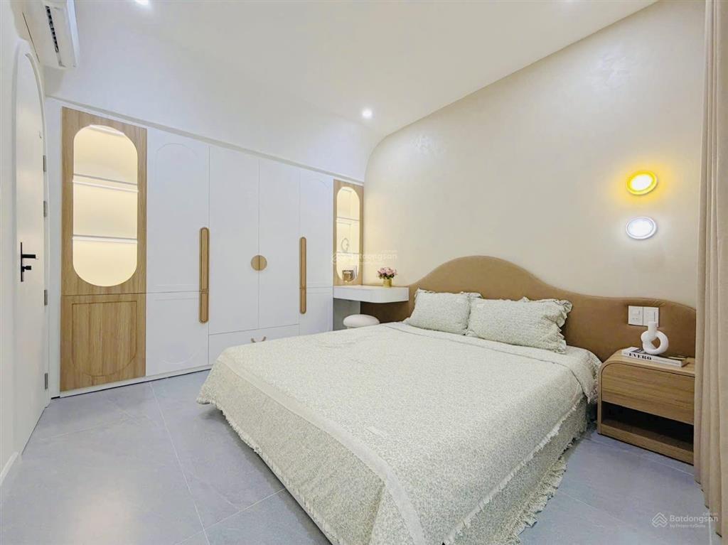 Bán nhà mới 100% đường huỳnh ngọc đủ  hòa xuân, 100m2 3 tầng 3pn đầy đủ nội thất mới!