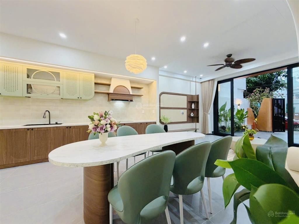 Bán nhà mới 100% đường huỳnh ngọc đủ  hòa xuân, 100m2 3 tầng 3pn đầy đủ nội thất mới!