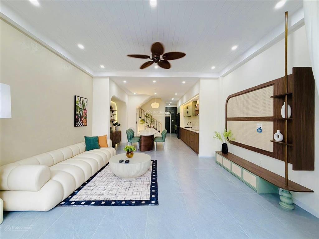 Bán nhà mới 100% đường huỳnh ngọc đủ  hòa xuân, 100m2 3 tầng 3pn đầy đủ nội thất mới!