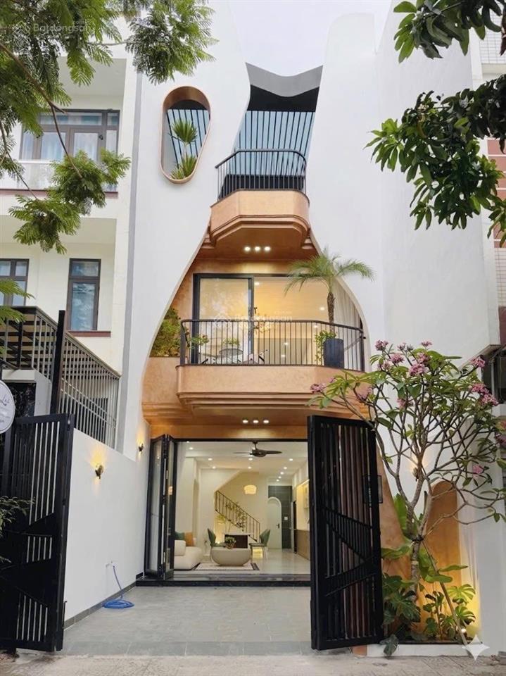 Bán nhà mới 100% đường huỳnh ngọc đủ  hòa xuân, 100m2 3 tầng 3pn đầy đủ nội thất mới!