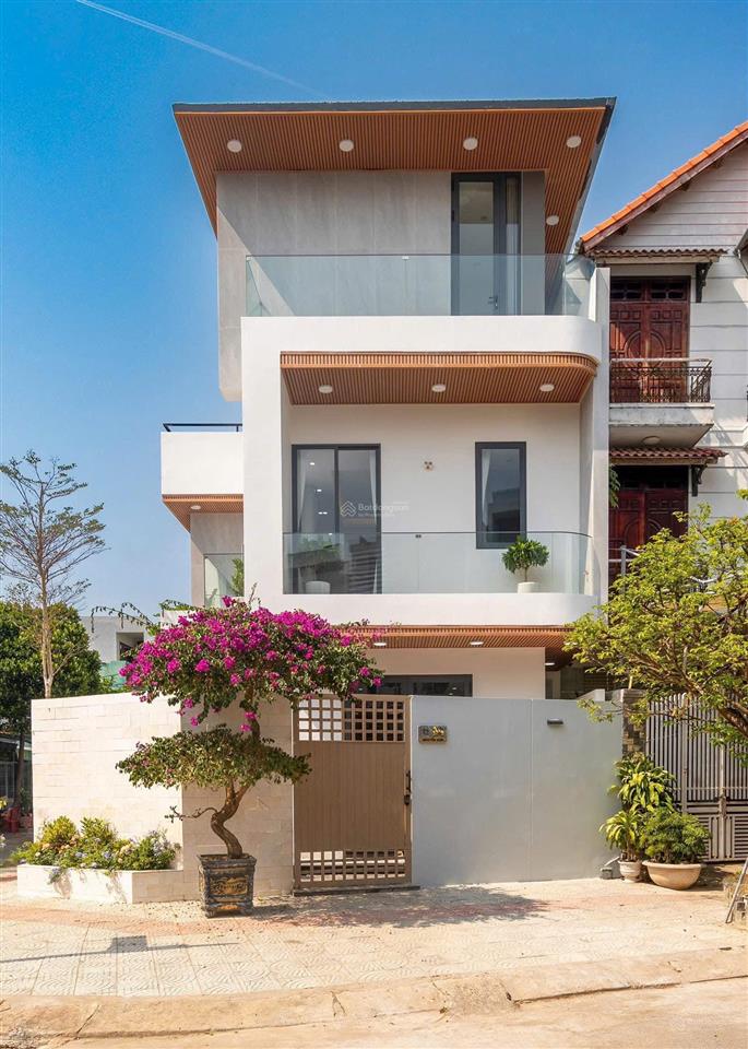 Bán nhà 3 tầng góc 2 mặt tiền nguyễn sơn  hòa cường, 150,6m2 với 5pn cách sông hàn 100m