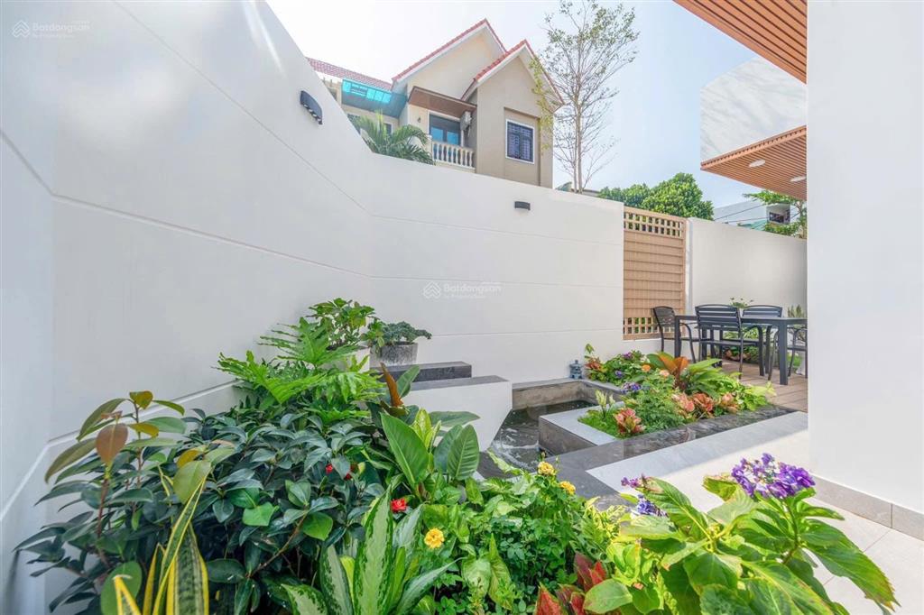 Bán nhà 3 tầng góc 2 mặt tiền nguyễn sơn  hòa cường, 150,6m2 với 5pn cách sông hàn 100m