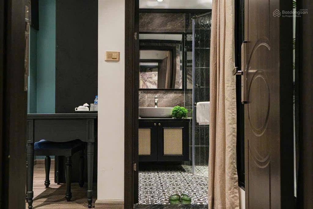 Bán khách sạn mặt phố cổ hoàn kiếm, hàng thiếc 30 phòng dòng tiền 600 triệu/tháng