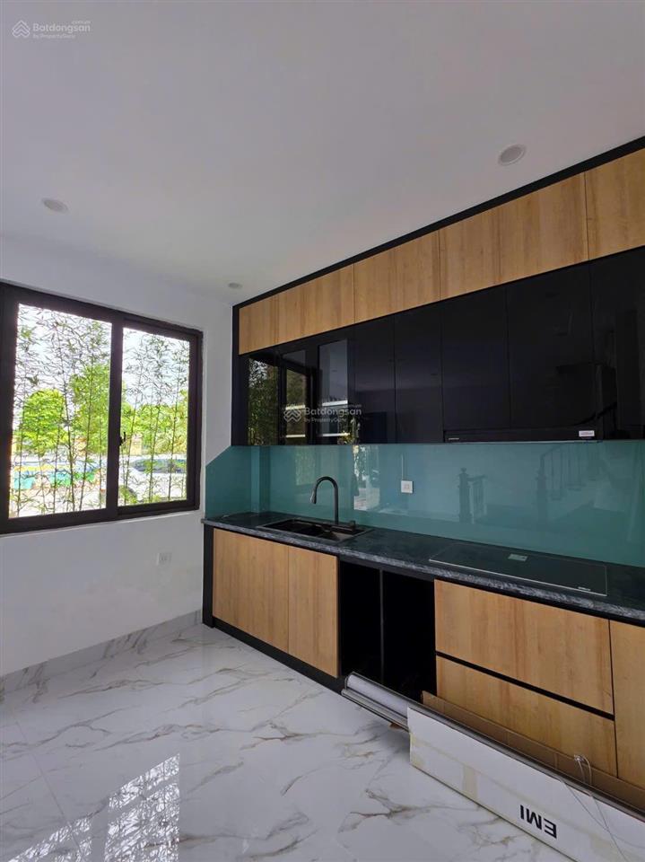 Bán nhà gia quất kinh doanh 4 tầng 13,6 tỷ view sân bóng vỉa hè