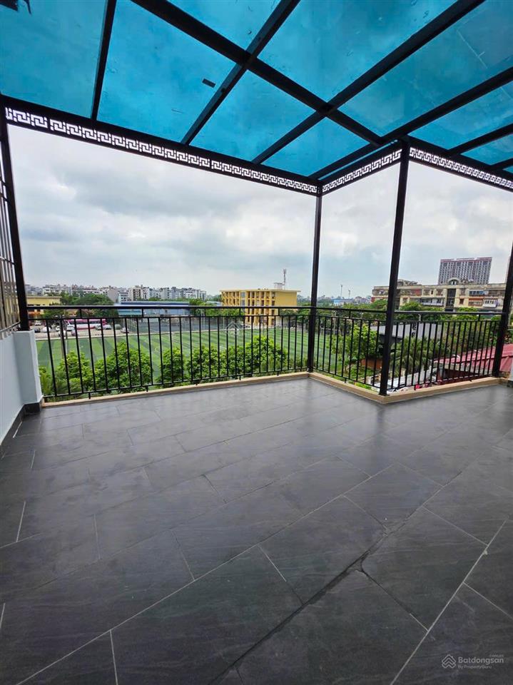 Bán nhà gia quất kinh doanh 4 tầng 13,6 tỷ view sân bóng vỉa hè