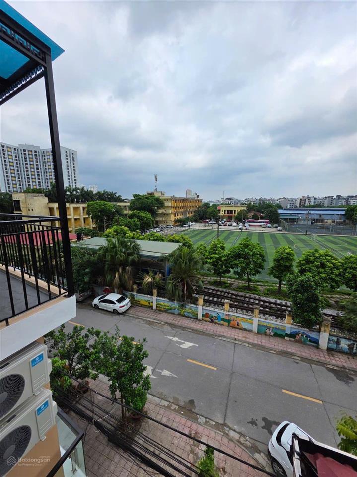 Bán nhà gia quất kinh doanh 4 tầng 13,6 tỷ view sân bóng vỉa hè