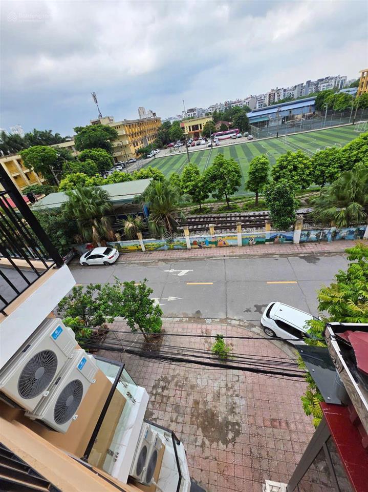 Bán nhà gia quất kinh doanh 4 tầng 13,6 tỷ view sân bóng vỉa hè
