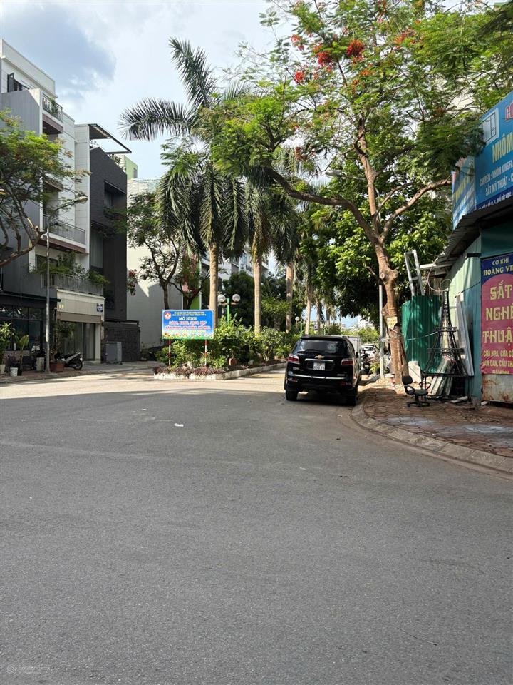 Lô góc kinh doanh gần vinhomes 28,2 tỷ việt hưng vỉa hè ô tô tránh