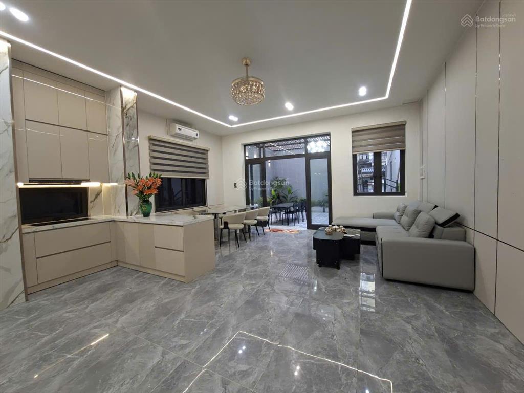 Bán nhà nguyễn văn cừ 110m2 giá 15,9 tỷ thang máy 7 tầng sân vườn, gần đường ô tô