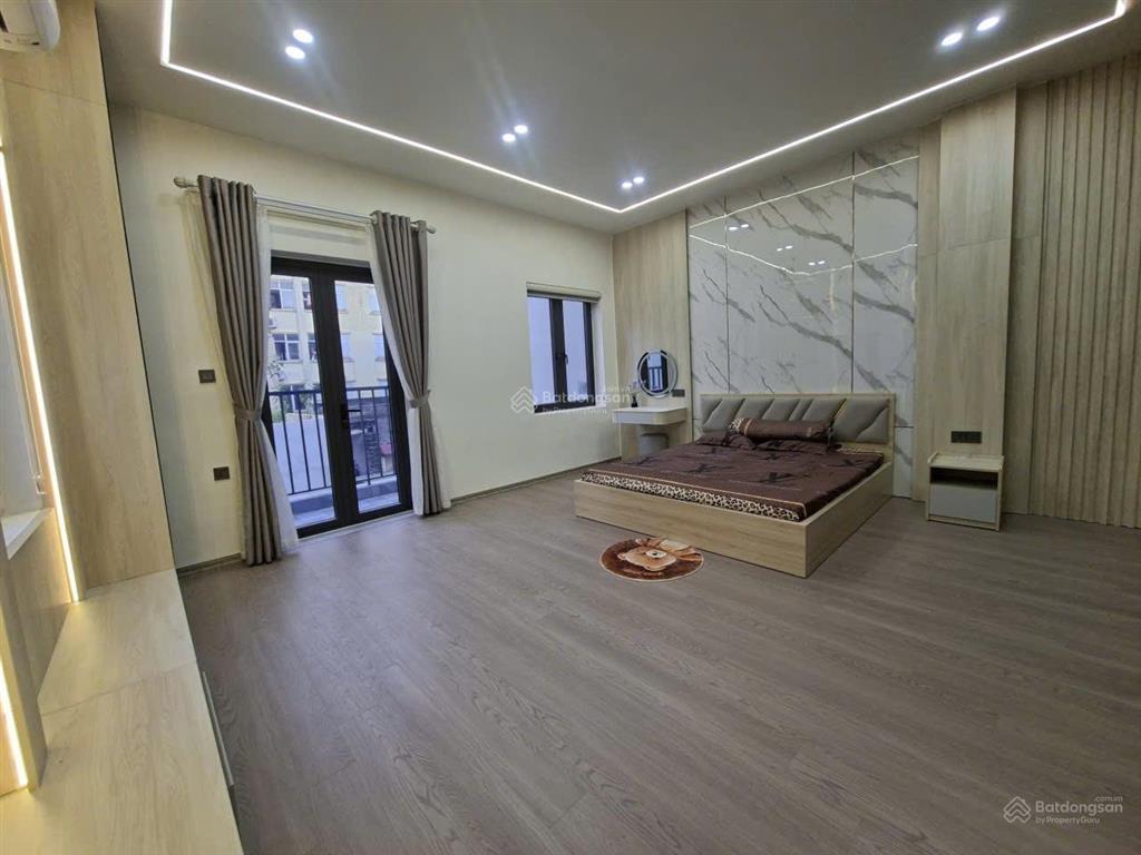 Bán nhà nguyễn văn cừ 110m2 giá 15,9 tỷ thang máy 7 tầng sân vườn, gần đường ô tô