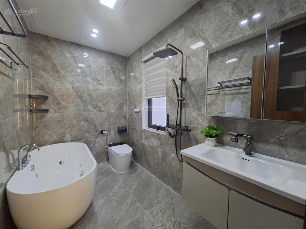 Bán nhà nguyễn văn cừ 110m2 giá 15,9 tỷ thang máy 7 tầng sân vườn, gần đường ô tô