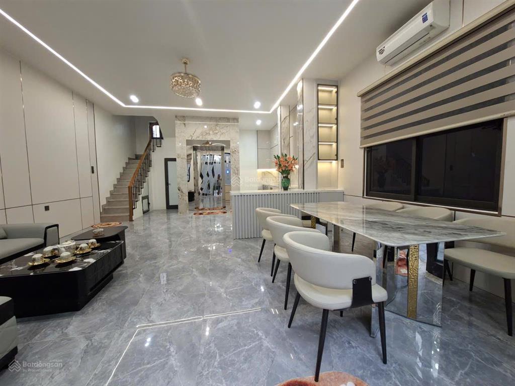 Bán nhà nguyễn văn cừ 110m2 giá 15,9 tỷ thang máy 7 tầng sân vườn, gần đường ô tô
