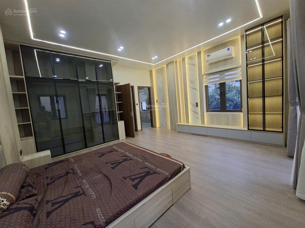 Bán nhà nguyễn văn cừ 110m2 giá 15,9 tỷ thang máy 7 tầng sân vườn, gần đường ô tô