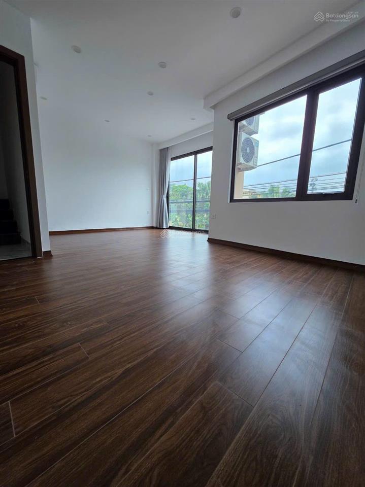 Bán nhà gia quất kinh doanh 4 tầng 13,6 tỷ view sân bóng vỉa hè