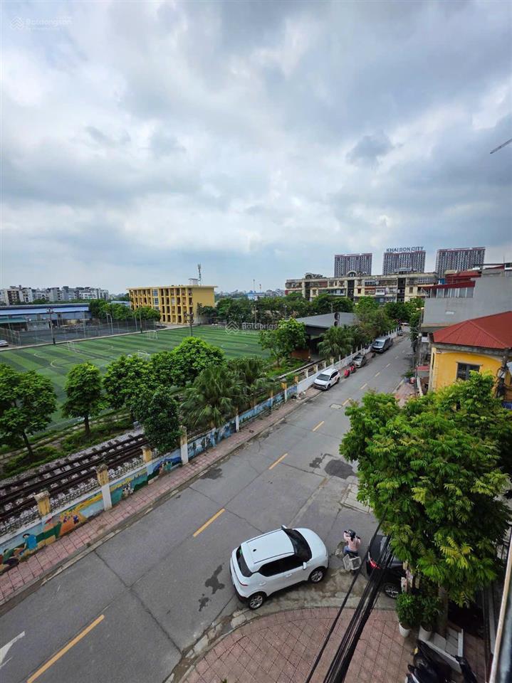 Bán nhà gia quất kinh doanh 4 tầng 13,6 tỷ view sân bóng vỉa hè