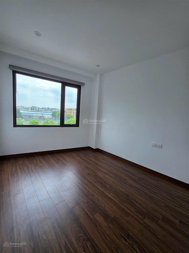 Bán nhà gia quất kinh doanh 4 tầng 13,6 tỷ view sân bóng vỉa hè