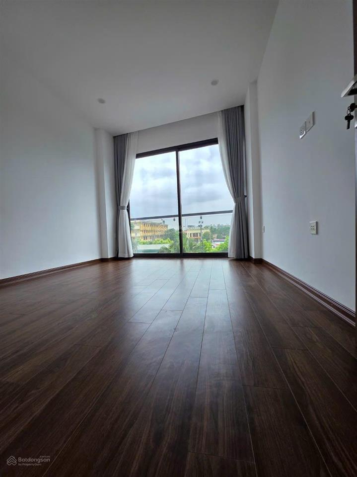 Bán nhà gia quất kinh doanh 4 tầng 13,6 tỷ view sân bóng vỉa hè