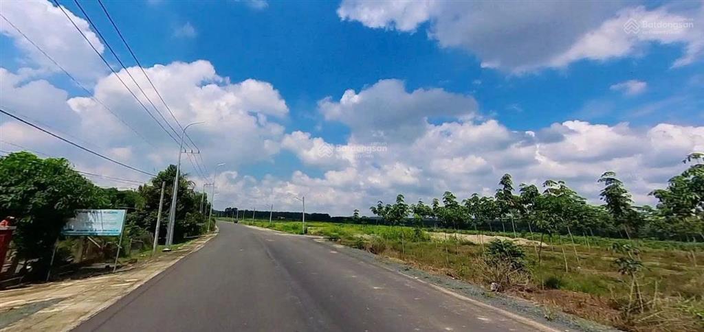 37 mét mặt tiền với diện tích hơn 1200m2 có đất ở đô thị, phía sau đất có suối chỉ 500tr chơn thành